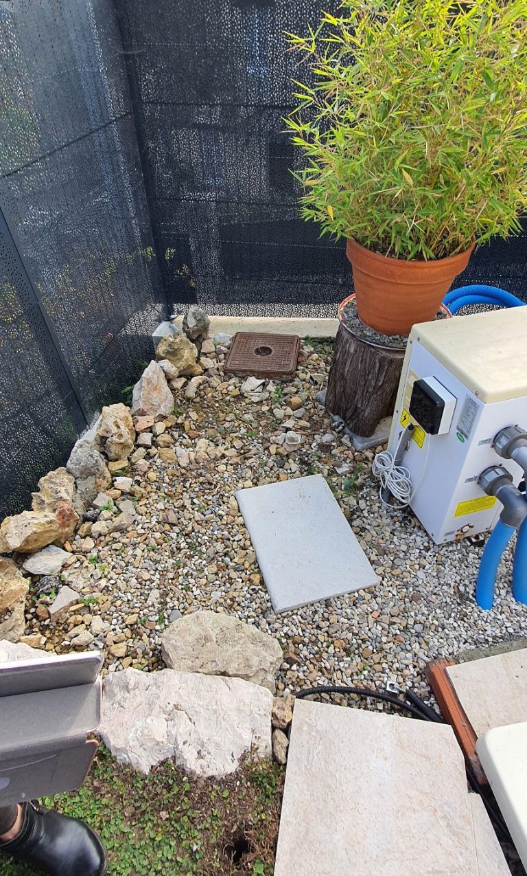 les flexibles de la climatisation traversent l'étanchéité La climatisation à été placée n'importe comment sans préserver l'étanchéité